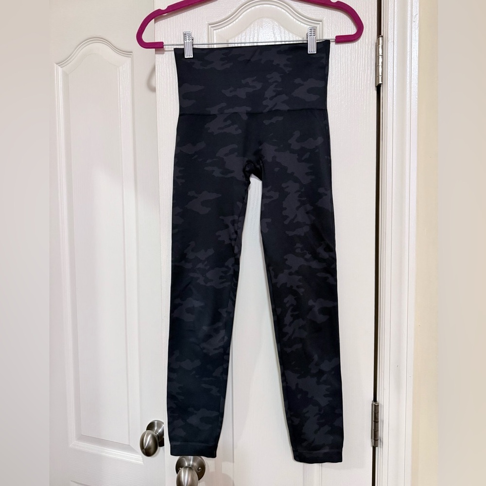 SPANX Look At Me Now High waisted Leggings In Dark Gray Camo Size Medium